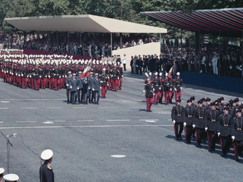 1_F 71-308 RC142.jpg - Les drapeaux de l'ÉSM de Saint-Cyr et de l'ÉMIA